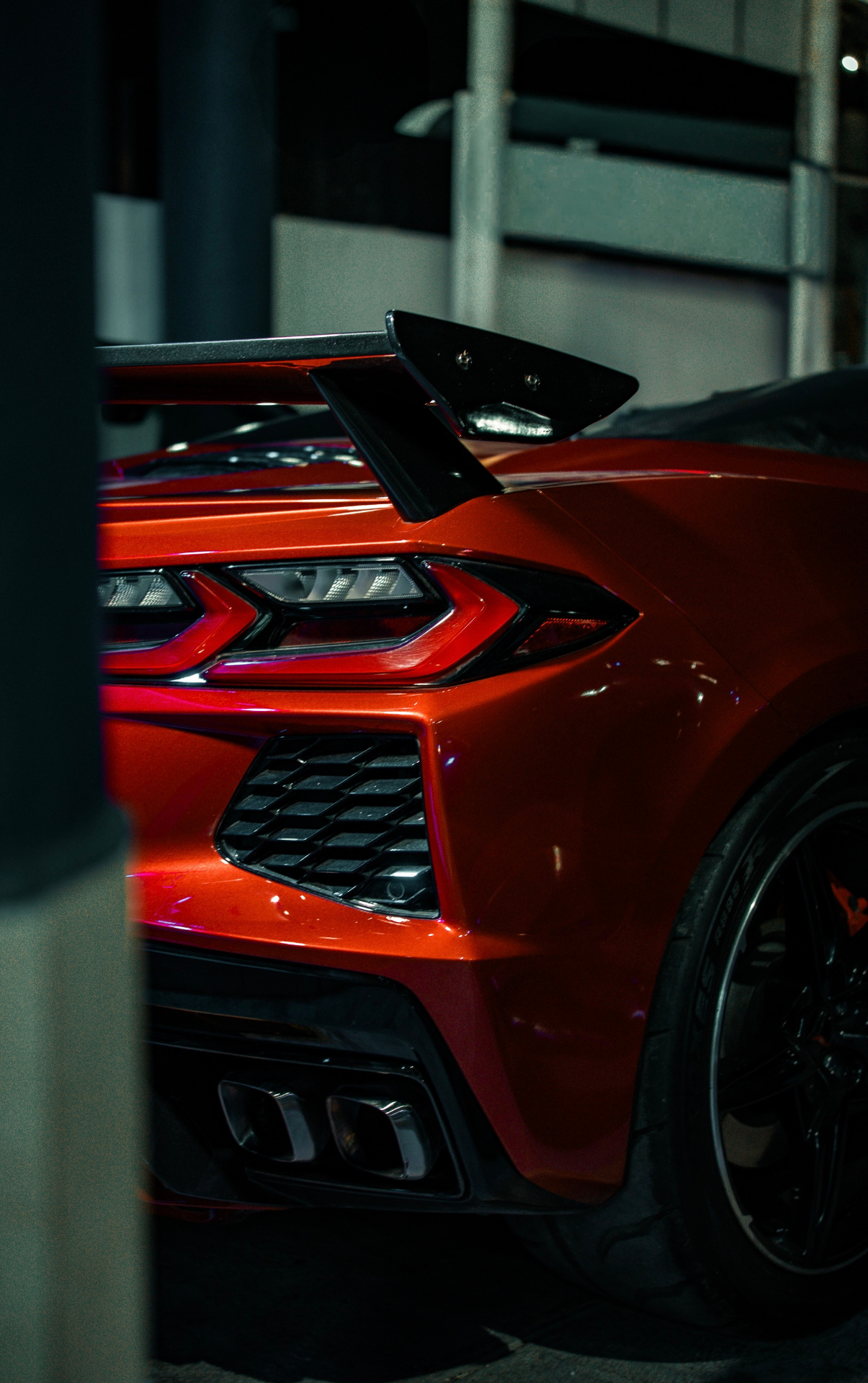 Detalle trasero de Corvette rojo con alerón